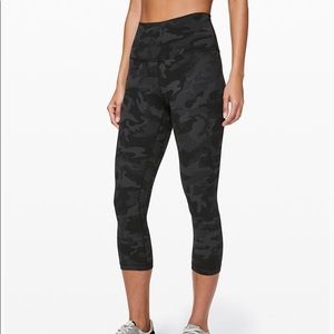 Align Crop 21”. Incognito Camo Multi Grey-color